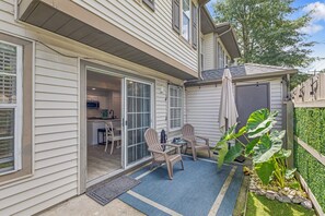 Outdoor dining - Modern Chic Family Condo (Virginia Beach)