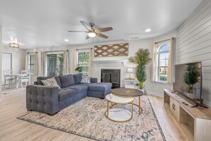 Living area - Modern Chic Family Condo (Virginia Beach)