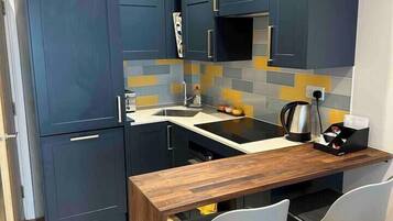 Refrigerador, microondas, horno y cafetera y tetera