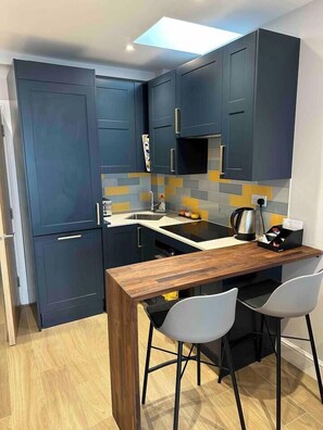 Kj øleskap, mikrobølgeovn, ovn og kaffetrakter/tekoker