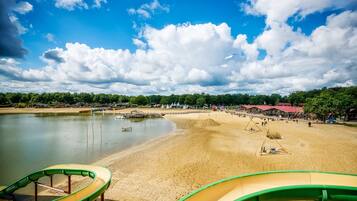 Ein Strand mit Wasserrutschen und Sandstrand.