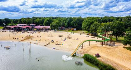 Cosy chalet with jacuzzi, 50 metres from a beautiful swimming lake