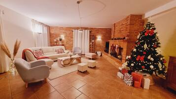 Smart-tv, een open haard, een dvd-speler en tafelvoetbal