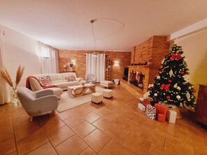 Smart TV, chimenea, reproductor de DVD y futbolito