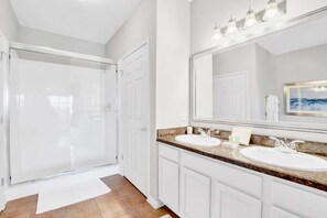 Baignoire, articles de toilette (gratuits), séchoir à cheveux