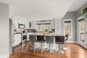 ميكروويف، موقد طهي مسطح، غسالة أطباق، ماكينة لصنع القهوة/الشاي