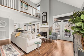 Een smart-tv, een open haard en een kantoor