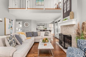 TV, fireplace - Luxe Mountain Retreat- near Nashville - Sleeps 10 (Pegram)