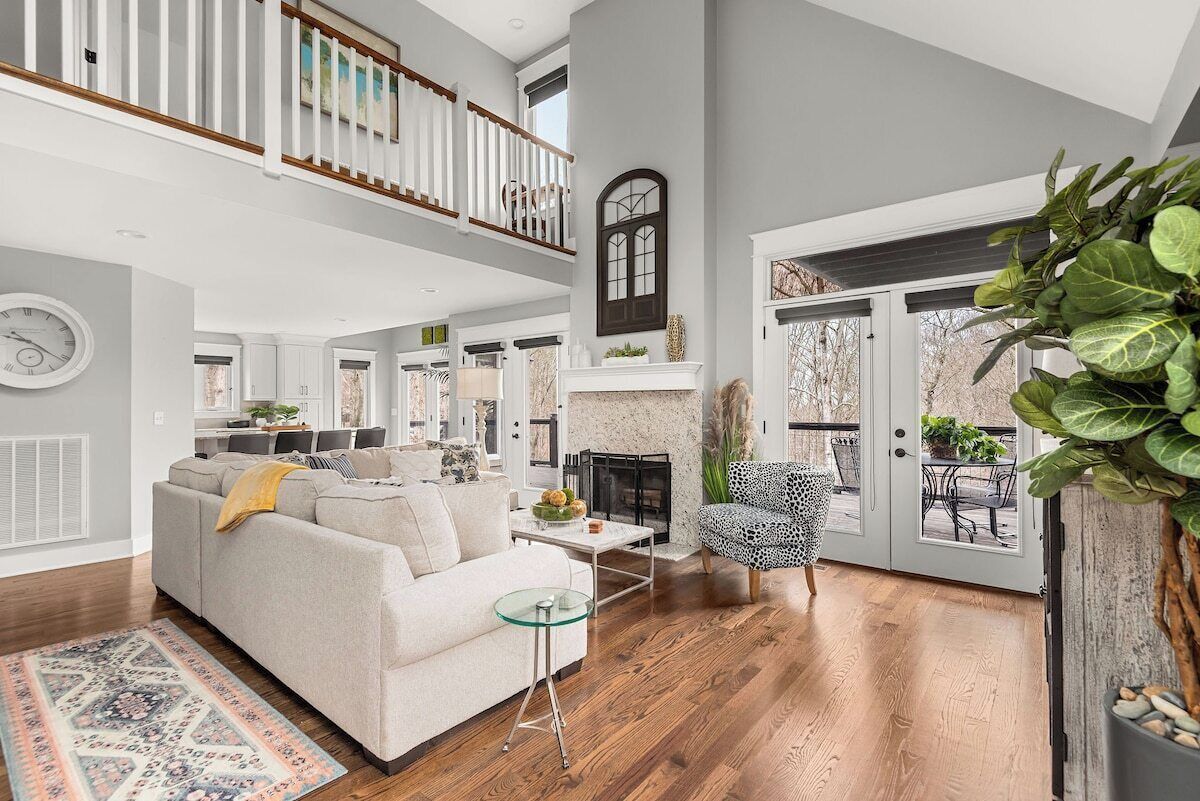 Una televisión, una chimenea