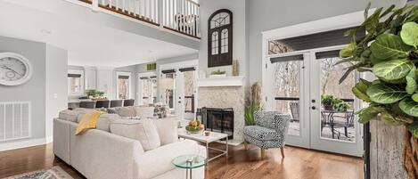 Una televisión, una chimenea