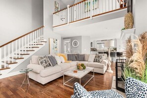 TV, fireplace - Luxe Mountain Retreat- near Nashville - Sleeps 10 (Pegram)