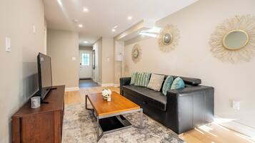 Townhouse Grand, 3 kamar tidur, teras | Area keluarga | Televisi layar datar 42-inci dengan saluran TV kabel, Netflix, dan Hulu