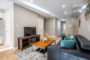 Grand Townhome, 3 Bedrooms, Terrace | Living area | 42-inch flat-screen TV with cable channels, Netflix, Hulu - GLOBALSTAY Modern 4Br TH near Green Park (Richmond Hill)