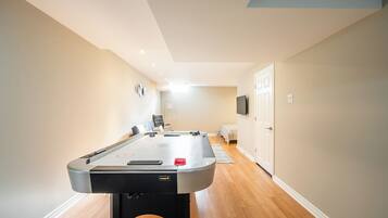 Townhouse Grand, 3 kamar tidur, teras | Area keluarga | Televisi layar datar 42-inci dengan saluran TV kabel, Netflix, dan Hulu