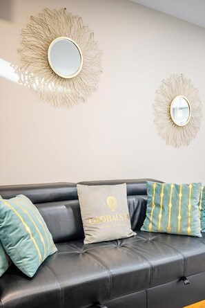 Grand Townhome, 3 Bedrooms, Terrace | Living area | 42-inch flat-screen TV with cable channels, Netflix, Hulu - GLOBALSTAY Modern 4Br TH near Green Park (Richmond Hill)