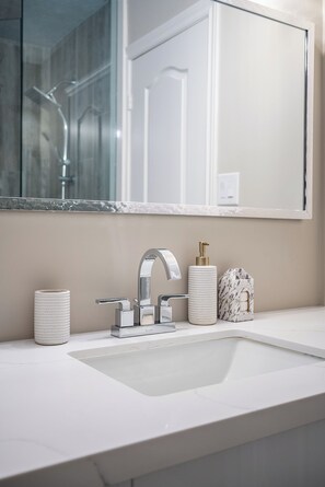Townhome Grand - 3 sovrum - terrass | Badrum | Badkar och dusch, gratis toalettartiklar, hårtork och handdukar