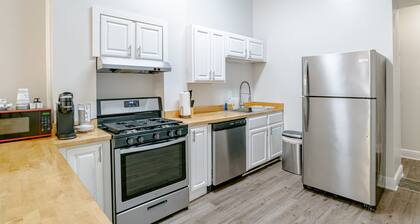 Newly Renovated Downtown Apartment in Historic District, Super Quiet & Walkable
