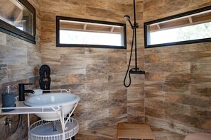 Douche, serviettes fournies, savon, shampoing