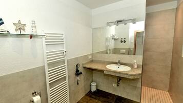 Apartment | Badezimmer | Badewanne und Dusche (separat), Regendusche, Haartrockner, Handtücher