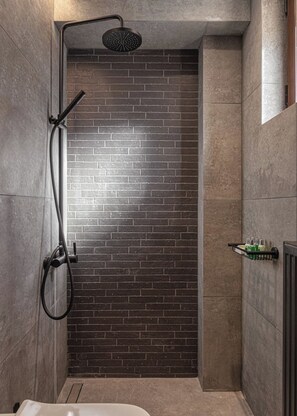 Douche, sèche-cheveux, serviettes fournies, savon