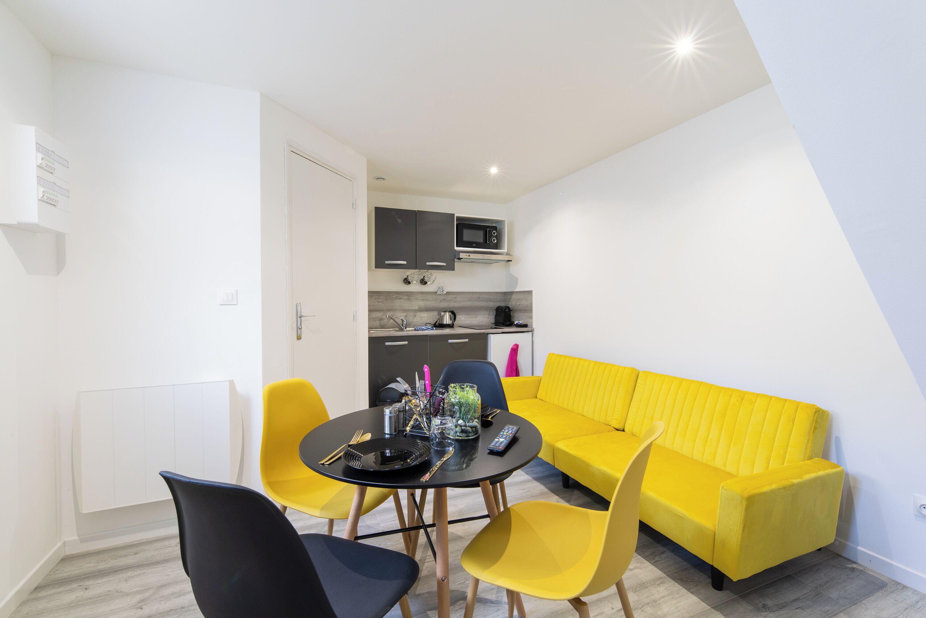 複式房屋 (Appartement 4A  Duplex Confort) | 起居區 | 32-吋智慧型電視，提供數位頻道
