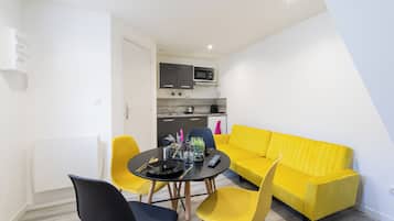 Duplex (Appartement 4A Duplex Confort) | Living area | 32-inch Smart TV with digital channels