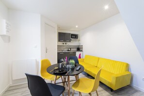 Duplex (Appartement 4A  Duplex Confort) | Living area | 32-inch Smart TV with digital channels -  GLM Residences 1 (Saint-Quentin)