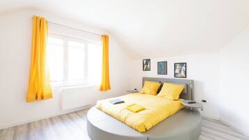 1 bedroom, memory-foam beds, individually decorated, free WiFi