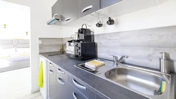 Studio, 1 Bedroom (Appartement 2A) | Private kitchen | Mini-fridge, microwave, stovetop, electric kettle