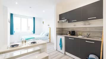 Studio (Appartement 1A) | Private kitchen | Mini-fridge, microwave, stovetop, electric kettle