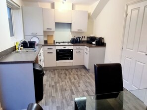 House | Private kitchen | Fridge, microwave, oven, stovetop - Stunning 3 bed Home at the Heart of Wolverhampton (Wolverhampton)