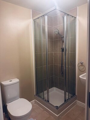Huis | Badkamer | Een bad/douchecombinatie, een diep bad, handdoeken