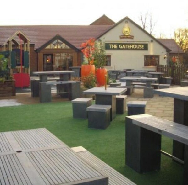 House | Property grounds - Stunning 3 bed Home at the Heart of Wolverhampton (Wolverhampton)