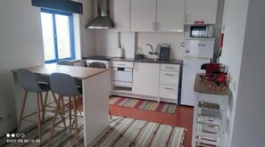 Fridge, microwave, oven, stovetop - Casinha da Zélia (Atouguia da Baleia)