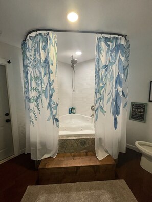 Shower, jetted tub, hair dryer, towels - William's Catch at Racoon Springs - 16+ Guests (Marshall)