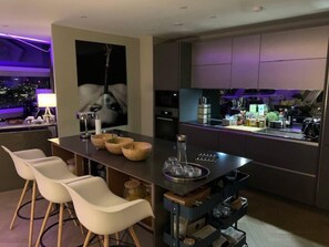 Apartamento, várias camas | Opções para refeição