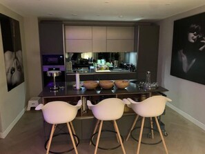 Fridge, microwave, oven, stovetop - Stunning City Penthouse With 360 - Skyline View (London)