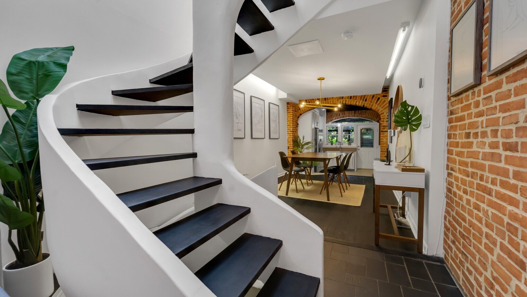 Stylish Modern Row Home In Federal Hill Minutes to Inner Harbor!