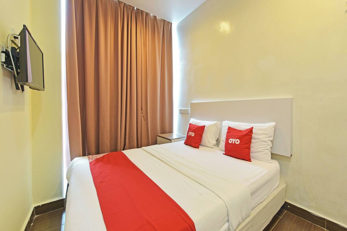 Deluxe Double Room, 1 Queen Bed | 1 bedroom, bed sheets
