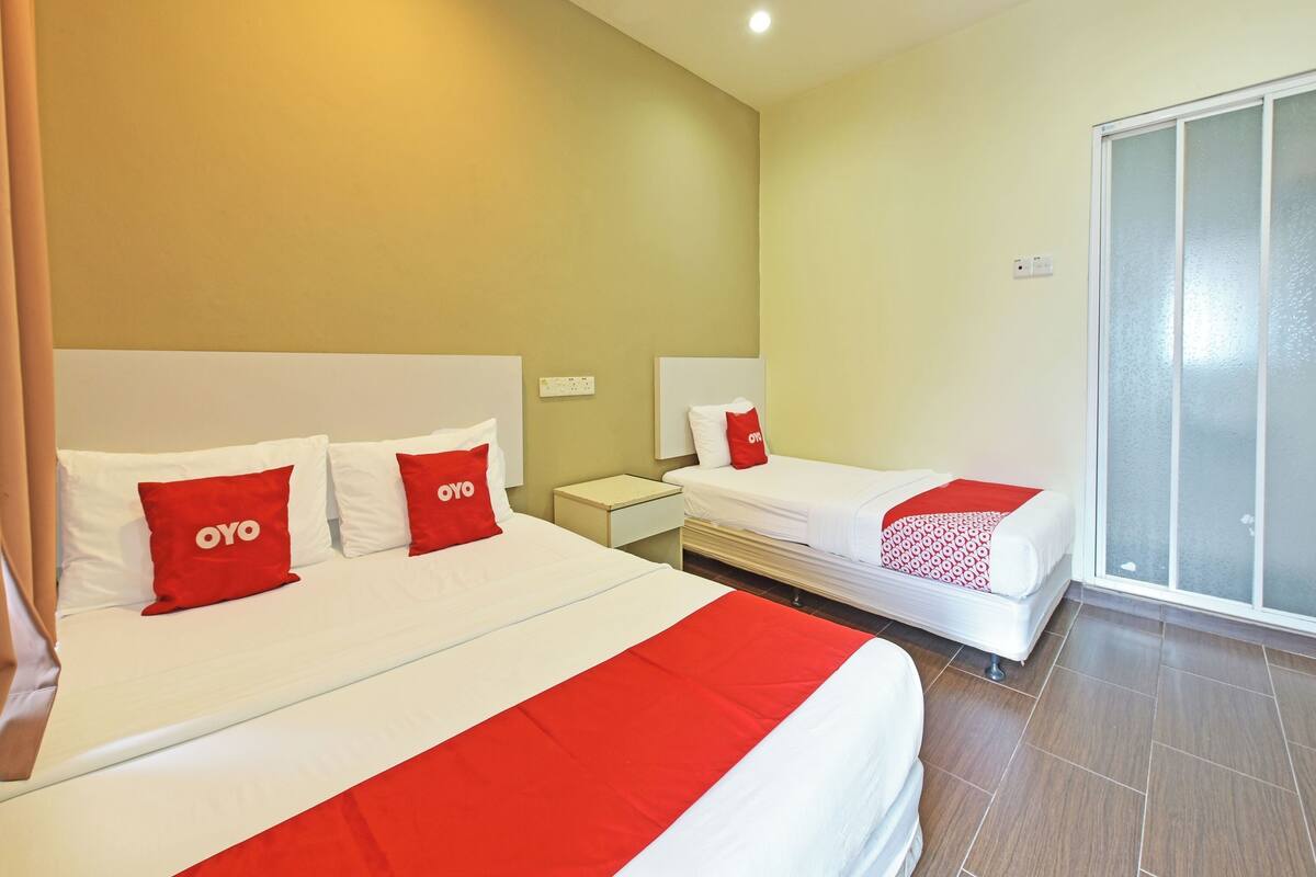 Deluxe Triple Room | 1 bedroom, bed sheets