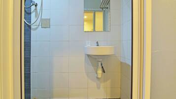 Standard Twin Room | Bathroom | Shower, towels, toilet paper