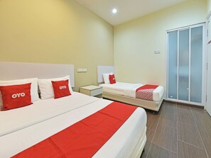Standard Triple Room | Bed sheets - OYO 90853 New Soho Hotel (Batu Caves)