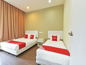 Deluxe Triple Room | Bed sheets - OYO 90853 New Soho Hotel (Batu Caves)