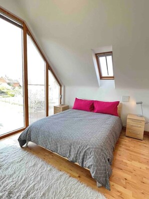 2 bedrooms, desk - Orford’s old fire station (WOODBRIDGE)