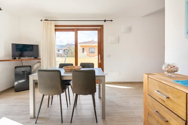 Dining - Debora apartment with private parking just minutes from the sea (Porto San Paolo)