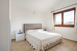 2 bedrooms, WiFi, bed sheets - Debora apartment with private parking just minutes from the sea (Porto San Paolo)