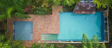 Una piscina al aire libre