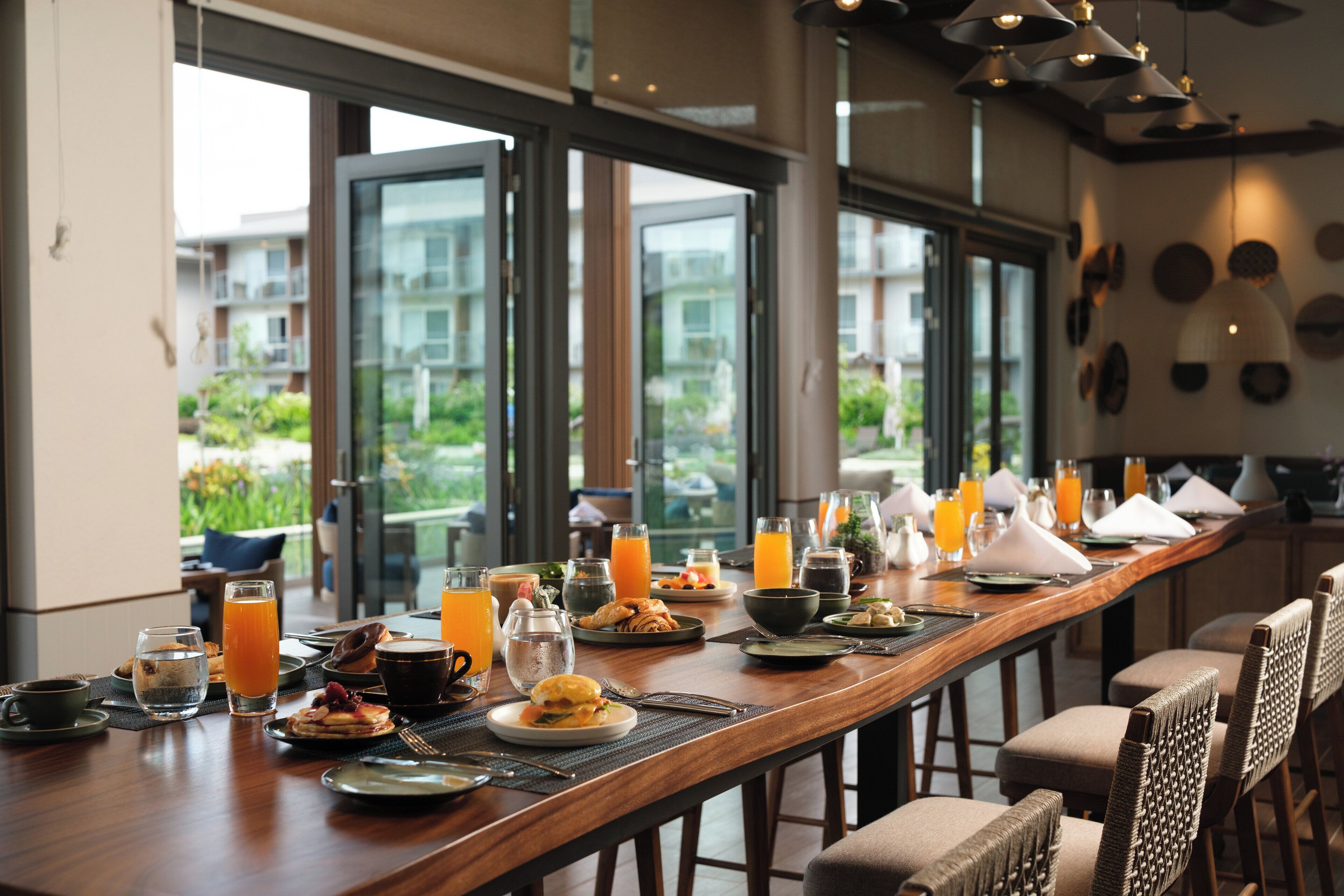 3 restaurants, breakfast, dinner, brunch served; italian cuisine