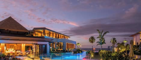 5 outdoor pools, open 6:30 AM to 7:00 PM, free cabanas, pool umbrellas