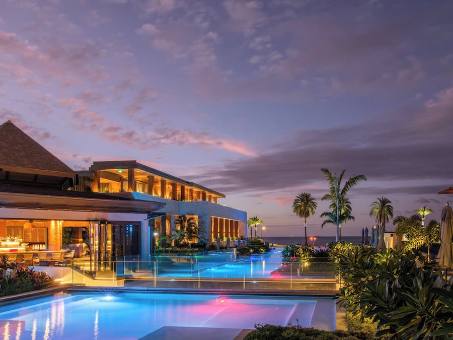 5 outdoor pools, open 6:30 AM to 7:00 PM, free pool cabanas